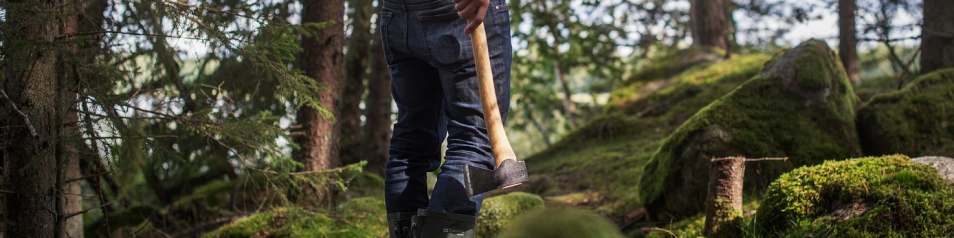 Hand holdning axe in forest